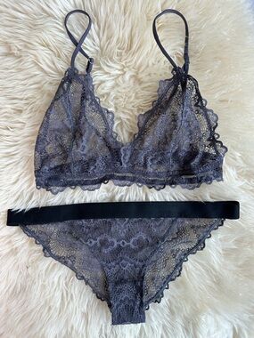 Understatement M Lace bra and panty set gray purple